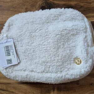 NWT LULULEMON 2L FLEECE EVERYWHERE BELT BAG IN WHITE AND GOLD